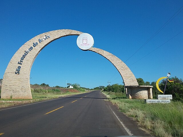 Cidades brasileiras também têm pórticos que representam uma espécie de boas-vindas aos visitantes. Em formatos diversos, esses pórticos simbolizam acolhimento e receptividade. Na imagem, o pórtico da cidade de São Francisco de Assis, em forma de dois arcos que se unem, no Rio Grande do Sul. 