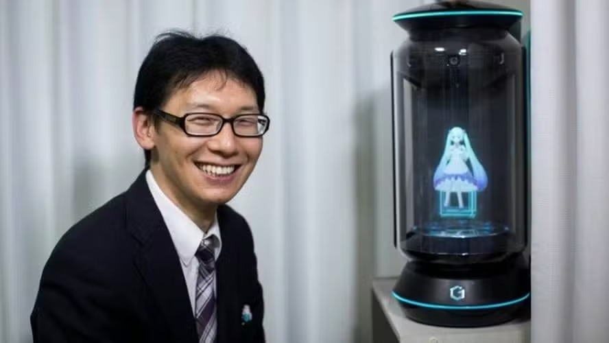 Curiosamente, em junho de 2024, o holograma de Hatsune Miku foi descontinuado pela empresa Gatebox, que decidiu eliminar o avatar. Com isso, Kondo acabou se tornando um viúvo do holograma que ele acompanhava como esposa. 