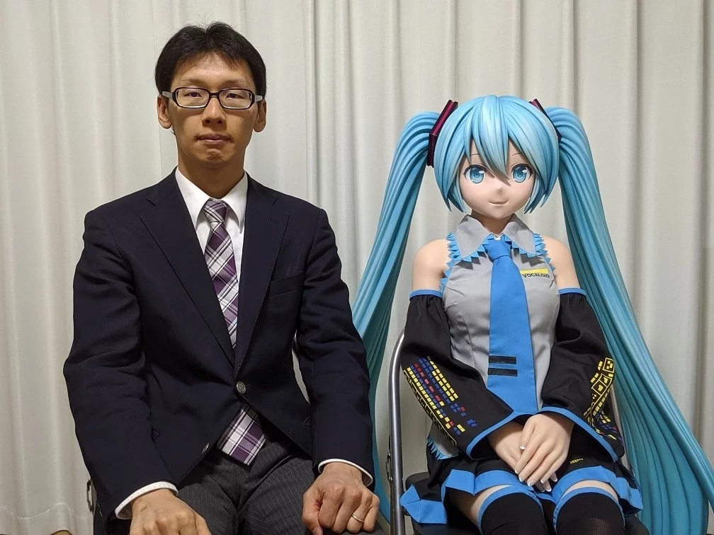 Desde as núpcias, Akihiko Kondo passou a sentir discriminado, segundo relatou à reportagem da Deutsche Welle.