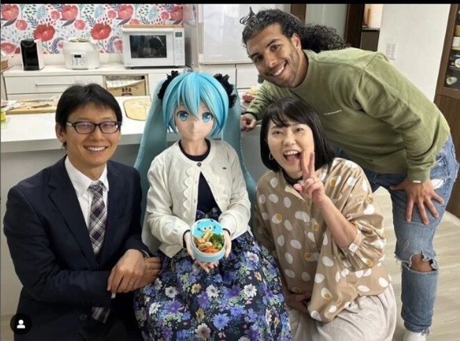 Em declaração à agência France Presse, ele derreteu-se de amor: Nunca a traí, sempre fui apaixonado por Miku. Penso nela todos os dias.