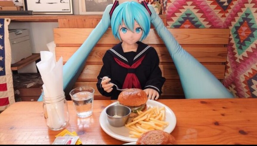 Eu nunca tive uma namorada, mas tive vários relacionamentos com personagens de animes e jogos de computador, confessou à Deutsche Welle.