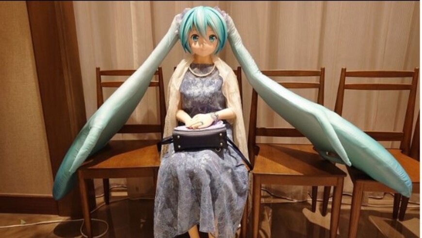 Ele disse que precisou tirar licença do trabalho por ter sido satirizado por colegas que viam o casamento com estranheza.