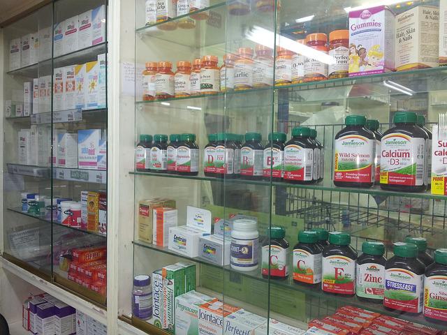 Porém, especialistas advertem que as farmácias devem vender os remédios prescritos por médicos, não orientar os pacientes sobre o que usar. Afinal, os funcionários - e nem mesmo o farmacêutico da drogaria - conhecem o perfil clínico do cliente. 
