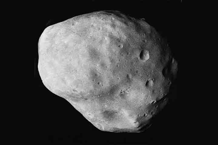 FOBOS  é uma das luas de Marte, descoberta por Asaph Hall em 1877. Fobos tem uma forma irregular e está em uma órbita muito próxima a Marte.