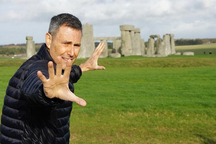 Sua fama global se dece à habilidade de entortar colheres em apresentações ao vivo e a demonstrações misteriosas, embora ele seja criticado por cientistas e céticos que consideram esses feitos truques de ilusionismo.
