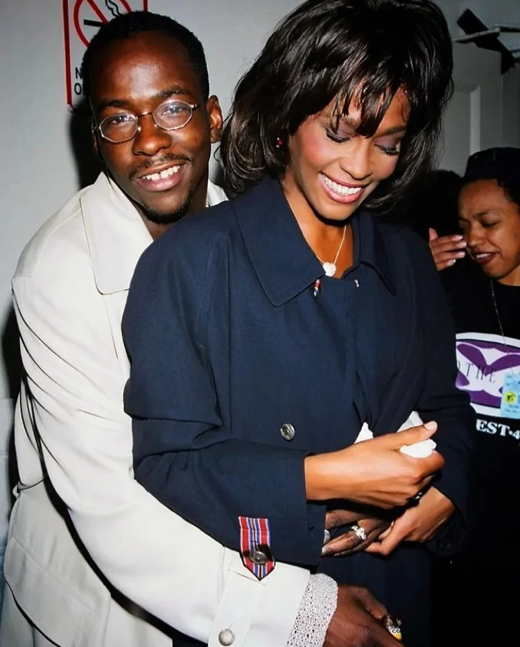 O próprio ex-marido da cantora já afirmou que acredita que Whitney tenha aceitado se casar com ele só para fugir das especulações em torno de sua orientação sexual.