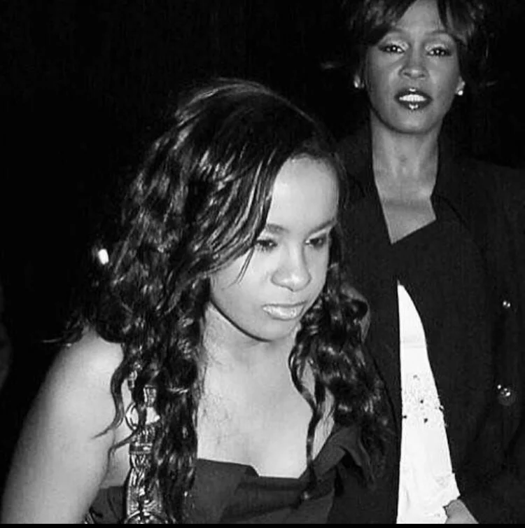 Segundo fontes próximas, Bobbi não conseguiu suportar a morte trágica da mãe e acabou se envolvendo com “amizades erradas”.