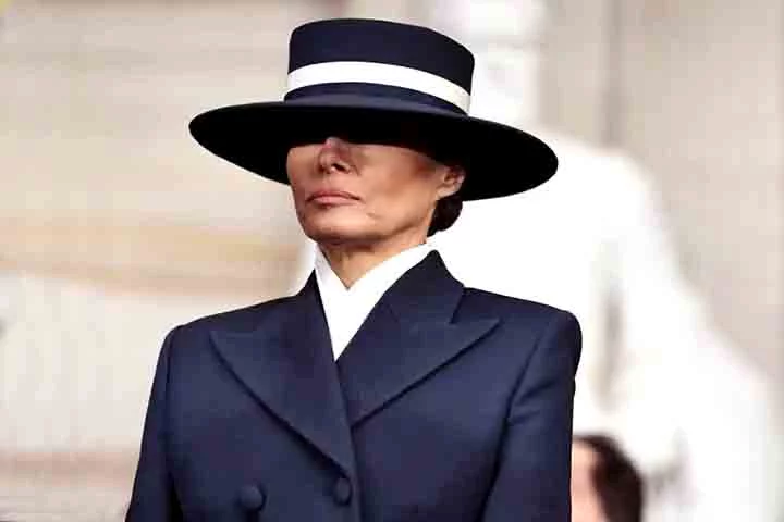 A obra, de autoria do americano Brad Downey, substituiu uma escultura anterior da primeira-dama que foi incendiada na mesma região no dia 04/07/2020, data em que os americanos comemoram sua independência.
