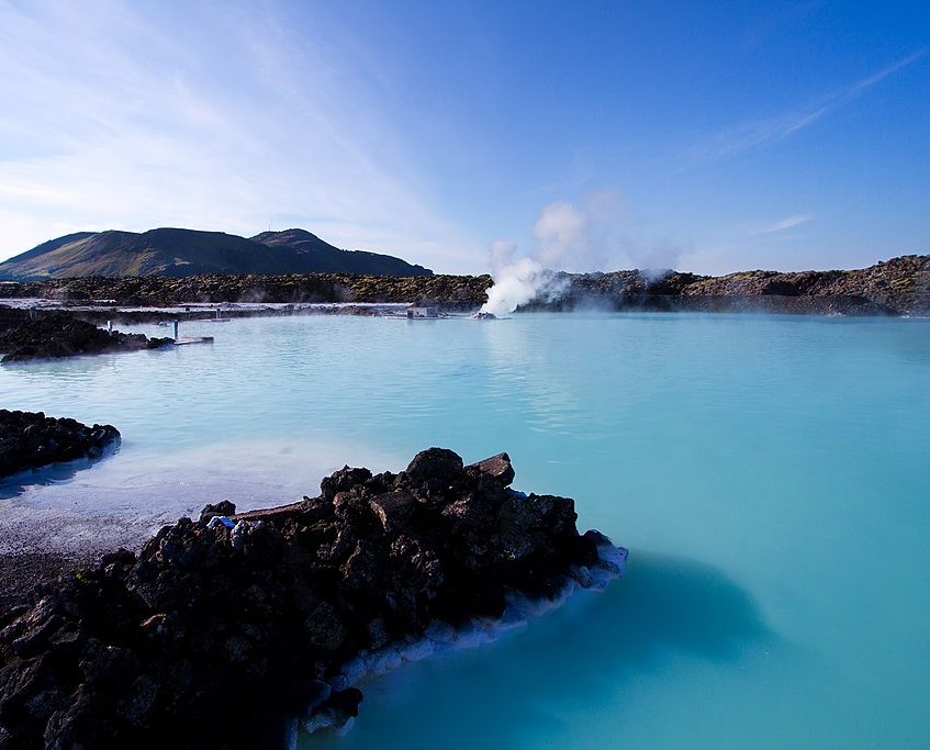 7º - Lagoa Azul (Islândia) - É um spa termal, localizado na cidade de Grindavík, a 39 km da capital, Reykjavik. Ele atrai visitantes que buscam suas águas quentes (40 ºC) de propriedades medicinais.