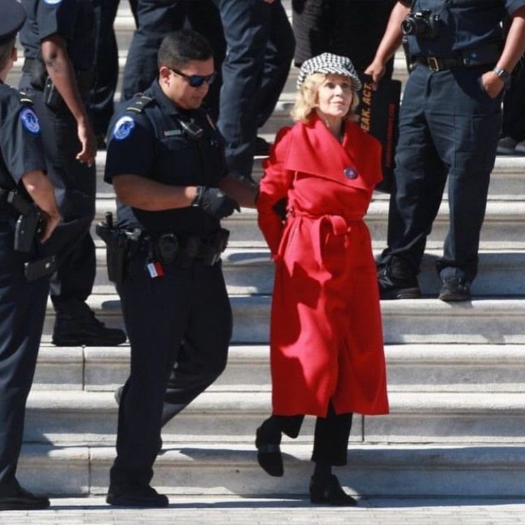 A atriz prega que o consumismo em excesso prejudica o meio ambiente e sempre aparece nos protestos usando o mesmo casaco vermelho, numa demonstração de que evita a compra excessiva de roupas novas. 