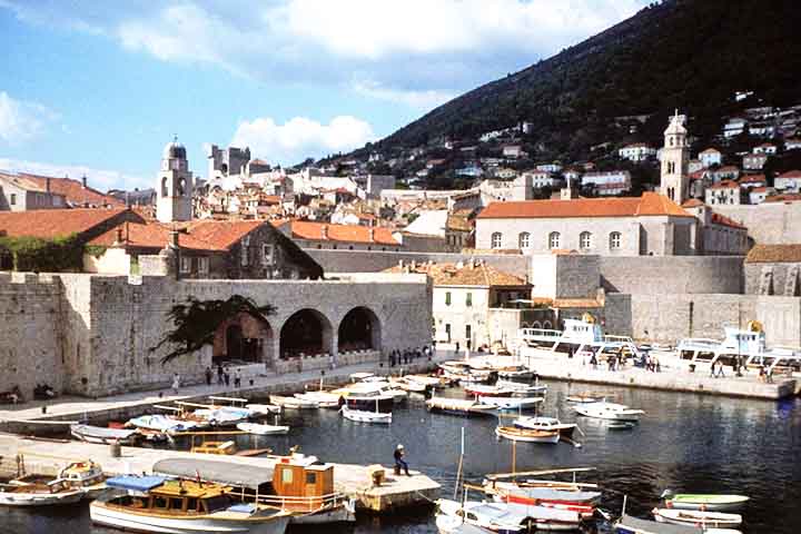 A Eslovênia é um pequeno país localizado no leste da Europa, na península dos Balcãs. O Flipar mostra a seguir curiosidades sobre a terra natal da primeira-dama dos Estados Unidos.
