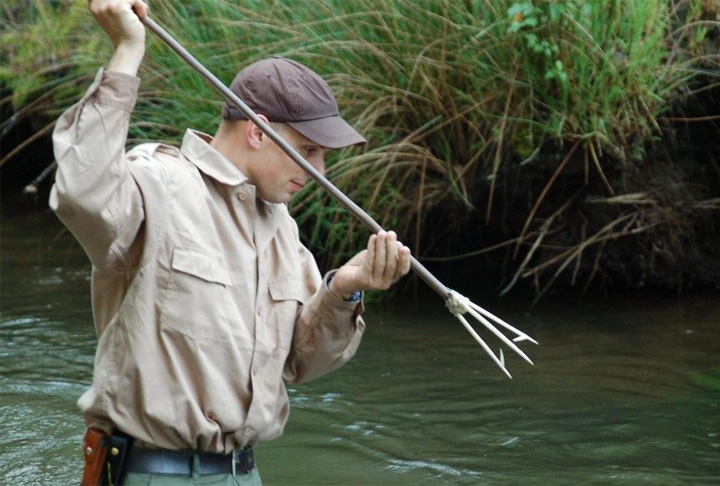 Por se assemelhar a uma lança, o tridente foi usado por muitos anos como uma arma branca também com intuito de pescar.