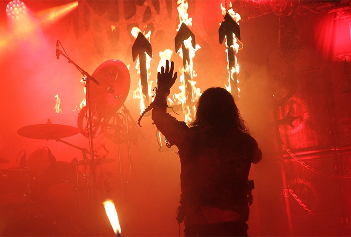 O tridente já foi usado como símbolo no mundo musical. A banda sueca de black metal Watain levou o símbolo para o palco na tradicional  Throne Fest, em 2019, na Bélgica.