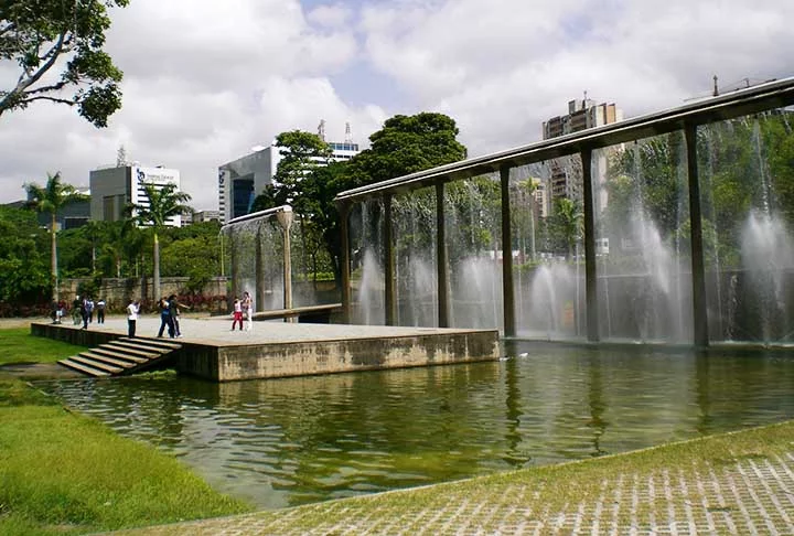 O termo Venezuela foi adotado para descrever a região e acabou se tornando o nome oficial do país após a independência da Espanha. O nome reflete a conexão histórica e cultural com a exploração e a percepção europeia da região.