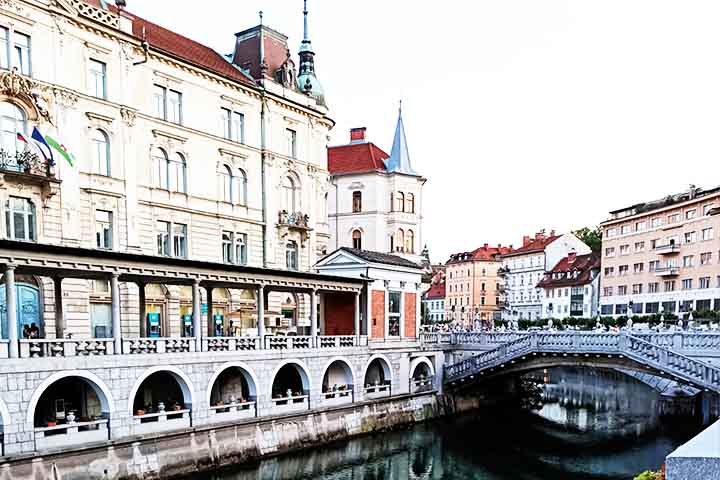 Liubliana é uma cidade muito arborizada e com vida acadêmica e cultural intensas. Shows ao ar livre, além de espetáculos de ópera e balé, estão na programação da capital eslovena.  
