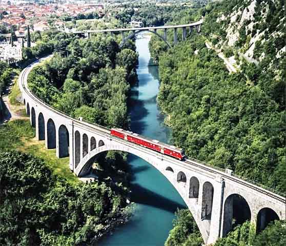 Mais da metade do território esloveno é composto por florestas preservadas, uma característica marcante dessa pequena nação. Isso faz o país ser elogiado internacionalmente por suas práticas de sustentabilidade.
