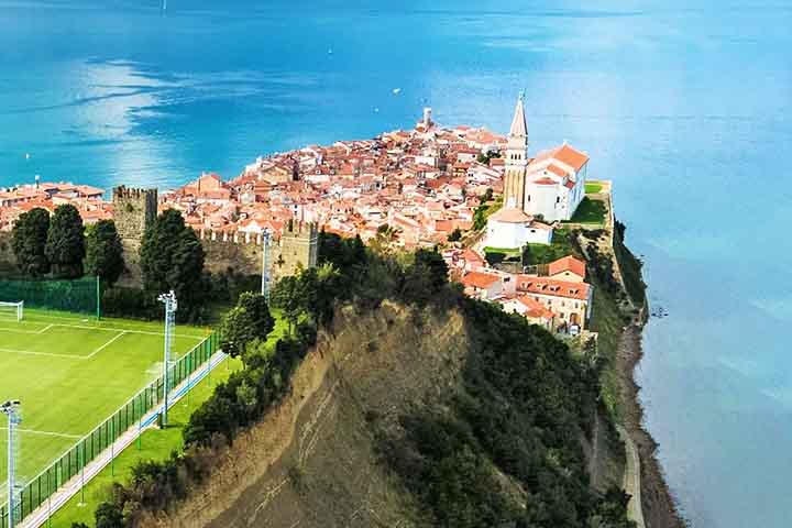 Entre os pontos turísticos mais famosos da Eslovênia estão a Caverna de Postojna (habitat de salamandras), o Lago Bled e a cidade de Piran.

