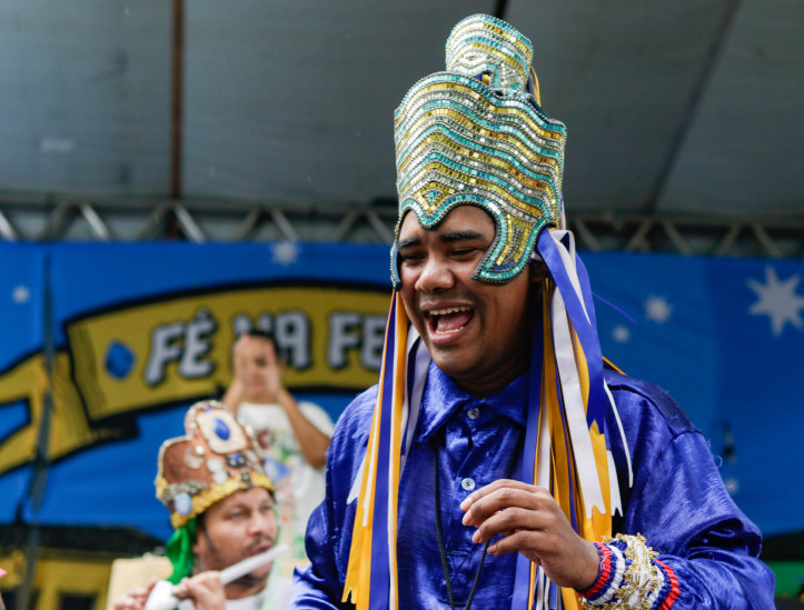 FORTALEZA, CEARÁ, BRASIL, 26-01-2024: Movimentações de foliões no Pré-Carnaval Pra Quem Gosta é Bom com uma apresentação de Reinado e o bloco de música na Praça Waldemar Falcão . (Foto: Samuel Setubal/ O Povo)