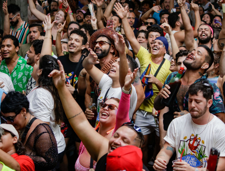 FORTALEZA, CEARÁ, BRASIL, 26-01-2024: Movimentações de foliões no Pré-Carnaval Pra Quem Gosta é Bom com uma apresentação de Reinado e o bloco de música na Praça Waldemar Falcão . (Foto: Samuel Setubal/ O Povo)