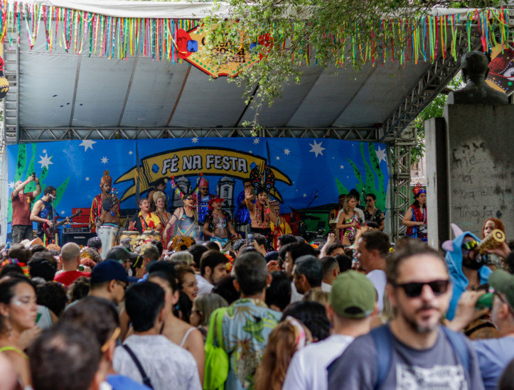 FORTALEZA, CEARÁ, BRASIL, 26-01-2024: Movimentações de foliões no Pré-Carnaval Pra Quem Gosta é Bom com uma apresentação de Reinado e o bloco de música na Praça Waldemar Falcão . (Foto: Samuel Setubal/ O Povo)
