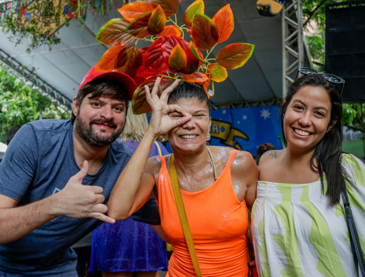 FORTALEZA, CEARÁ, BRASIL, 26-01-2024: Rose Freitas e amigos no Pré-Carnaval Pra Quem Gosta é Bom com uma apresentação de Reinado e o bloco de música na Praça Waldemar Falcão . (Foto: Samuel Setubal/ O Povo)