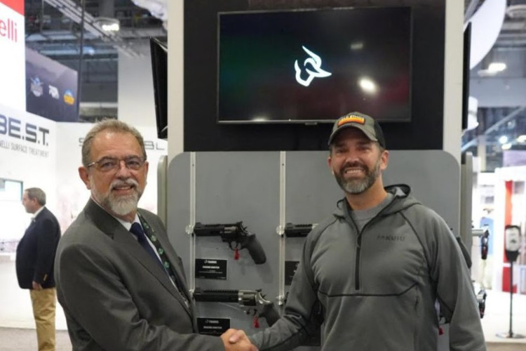 Salesio Nuhs cumprimenta Donald Trump Jr. Segundo ele, "uma demonstração do respeito e admiração que os americanos têm pela marca Taurus"