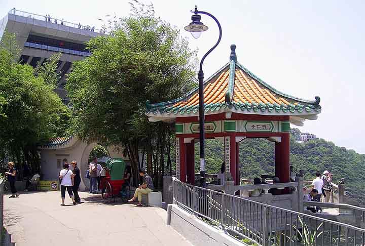 20º - Victoria Peak (Hong Kong, China) - É uma montanha em Hong Kong, também conhecida como Monte Austin e, localmente, como The Peak. Ela está localizada na metade ocidental da Ilha e possui altitude de 552 m (1.811 pés).