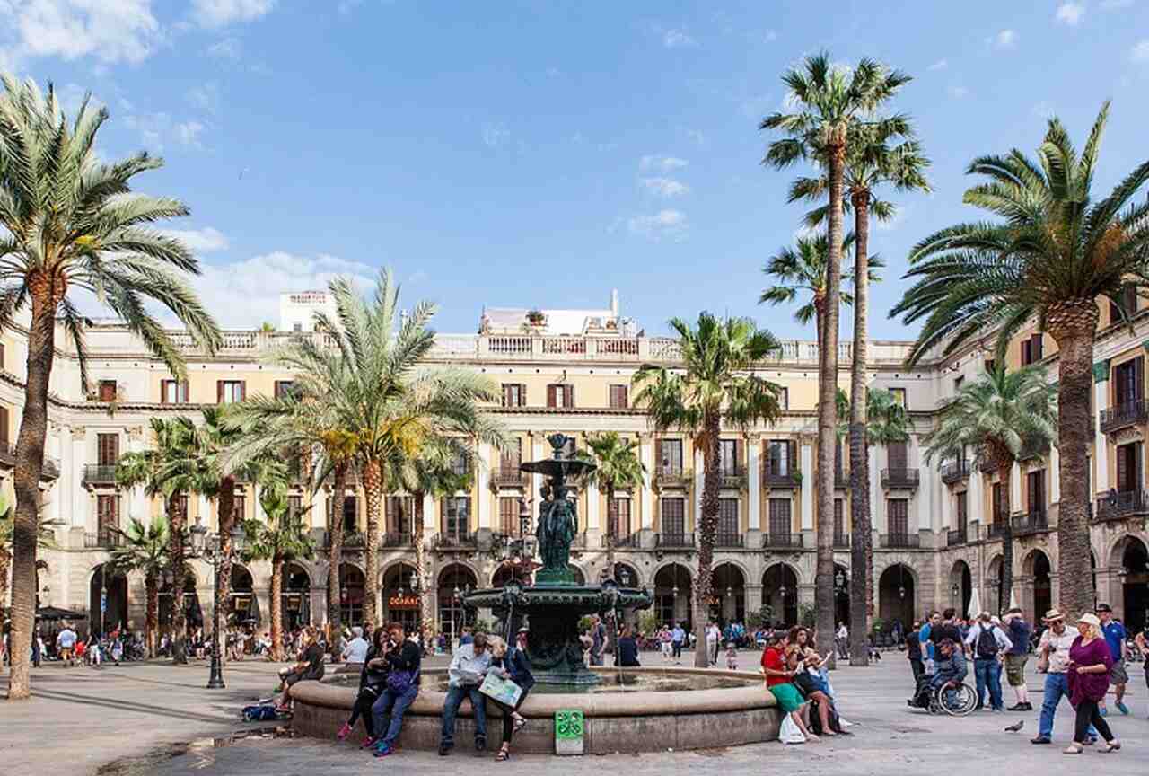 5ª - Las Ramblas (Barcelona) - A passagem de pedestres é descrita como “lotada”. Arborizada e ampla, ela se estende por 1,2 quilômetros pelo coração da cidade, ​​com muitas atrações, lojas e restaurantes ao longo do caminho.