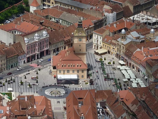 O castelo fica perto da cidade de Brasov, que serve para estadia dos visitantes e que, por si só, tem atrativos históricos e culturais que agradam aos turistas. 