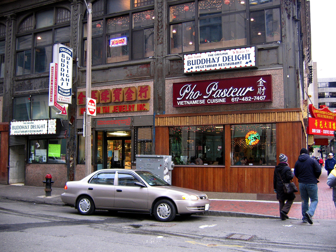 O último censo (2018-2022) do país, porém, não sugere esse risco. De acordo com os dados coletados, 78,3% dos americanos falam somente o inglês em casa. E 61% dos falantes de espanhol dominam a língua inglesa. 