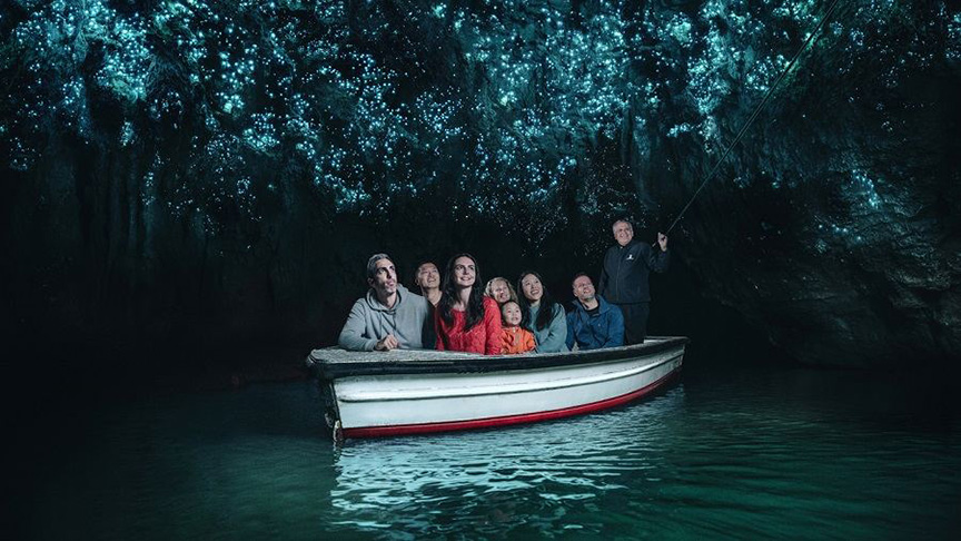 A caverna tem poços de calcário, com estalagmites e estalactites e é repleta de vagalumes nativos, que dão uma luminosidade única ao local. Turistas passeiam de barco pela gruta. 