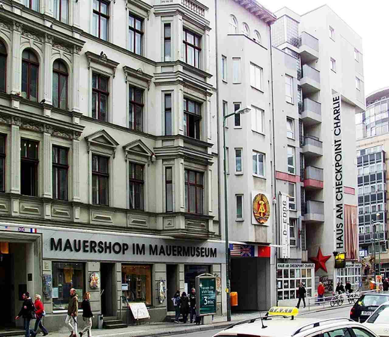 2º - Checkpoint Charlie (Alemanha) - Famoso ponto de travessia do Muro de Berlim, entre a parte Oriental e a Ocidental, durante a Guerra Fria. Mais de 1,4 mil turistas que avaliaram o lugar disseram não ter ficado impressionados com a atração em si.