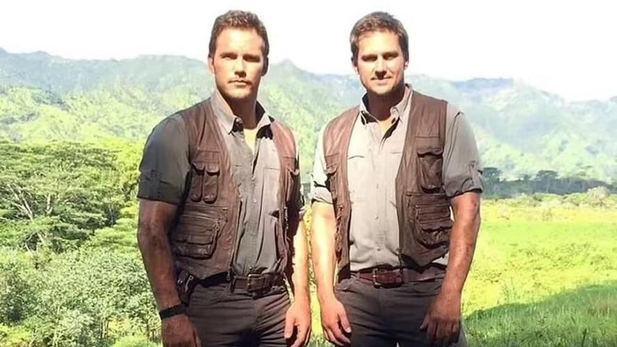 O dublê Tony McFarr, que assumiu o lugar do ator Chris Pratt em cenas de ação filmes da franquia Jurassic Park,  também já morreu. Ele façeceu em casa, aos 47 anos, no dia 13/5/2024. Ele também substituiu Pratt em gravações de Guardiões da Galáxia. A mãe do dublê não informou a causa da morte.   