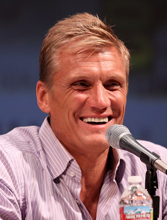 Dolph Lundgren - Nascido em 3/11/1957 em Estocolmo, a capital da Suécia, o ator, diretor e lutador de artes marciais tem 1,96 metro de altura. 