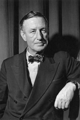 Mas foi justamente essa mistura de beleza, sedução e espionagem que atraiu a atenção do jornalista e escritor britânico Ian Fleming (foto). Ele conheceu Popov num cassino e decidiu criar um personagem inspirado no espião.