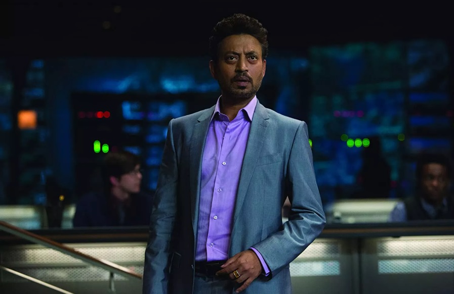 Já em Jurassic World, o consagrado ator indiano Irrfan Khan interpretou Simon Masrani e morreu em 2020, aos 53 anos, após uma longa batalha contra um tumor neuroendócrino. 
