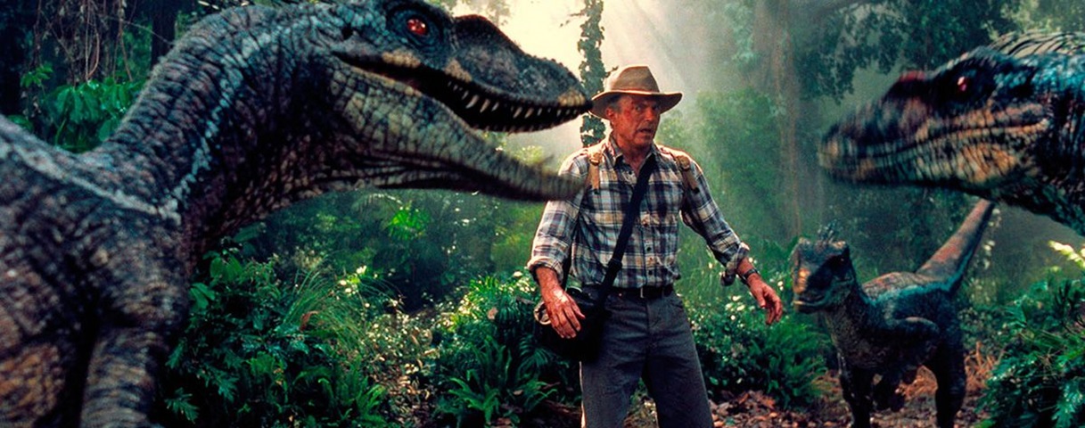 Agora famoso, o paleontólogo Alan Grant é convencido a realizar uma excursão aérea pela Ilha Sorna, onde dinossauros clonados vivem em liberdade e são estudados no ambiente natural. Porém, o avião sofre um acidente, e as 7 pessoas ficam cercadas pelos carnívoros na ilha.