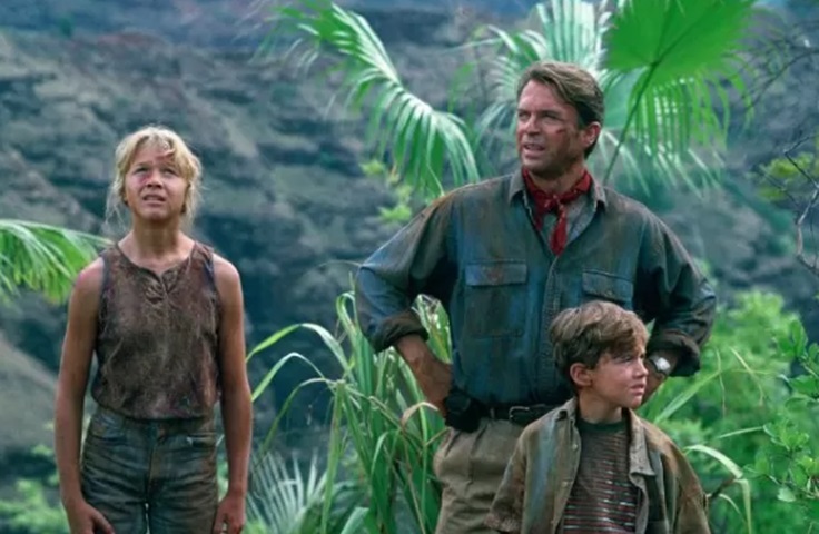 No filme, os paleontólogos Alan Grant e Ellie Sattler, vividos pelos atores Sam Neill e Laura Dern,  e o matemático Ian Malcolm, interpretado por Jeff Goldblum,  fazem parte do seleto grupo escolhido para visitar uma ilha habitada por dinossauros criados a partir de DNA pré-histórico. Porém, os animais estão soltos e à caça.