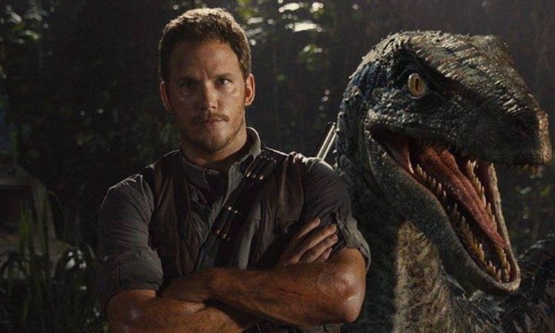 No filme, o Parque dos Dinossauros está aberto para visitação, aparentemente sob controle. No entanto, um dos animais, resultado de experiência genética, desenvolve alta inteligência e se torna uma ameaça para todos.