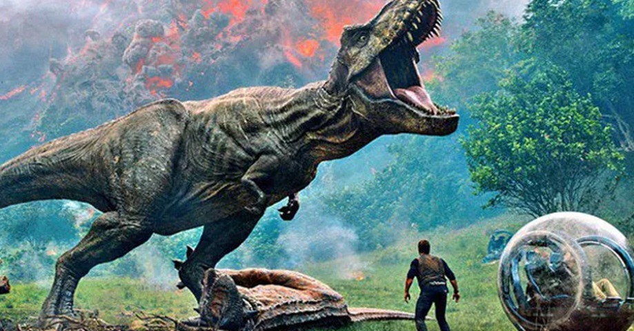 Um vulcão prestes a entrar em erupção ameaça o Jurassic World, que está fechado. Claire e Owen decidem resgatar os dinossauros que lá vivem livremente, sem a presença humana, mas descobrem novas e aterrorizantes raças dos animais que ameaçam o planeta.