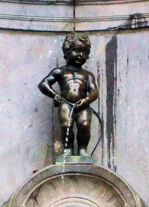 6º - Manneken Pis (Bruxelas) - É um monumento localizado na Bélgica, sendo uma pequena fonte em bronze de um menino a urinar para a bacia. É o mais conhecido símbolo do povo de Bruxelas, bem como de seu bom humor e de sua liberdade de pensamento. 