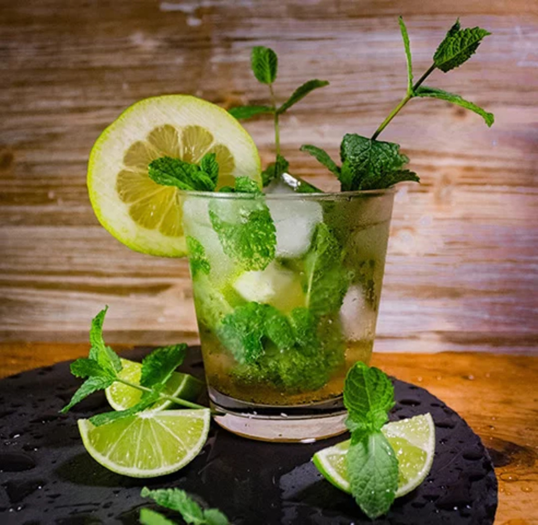 Em segundo lugar, o ranking mostra o Mojito, de Cuba. Esse coquetel existe há mais de 100 anos
