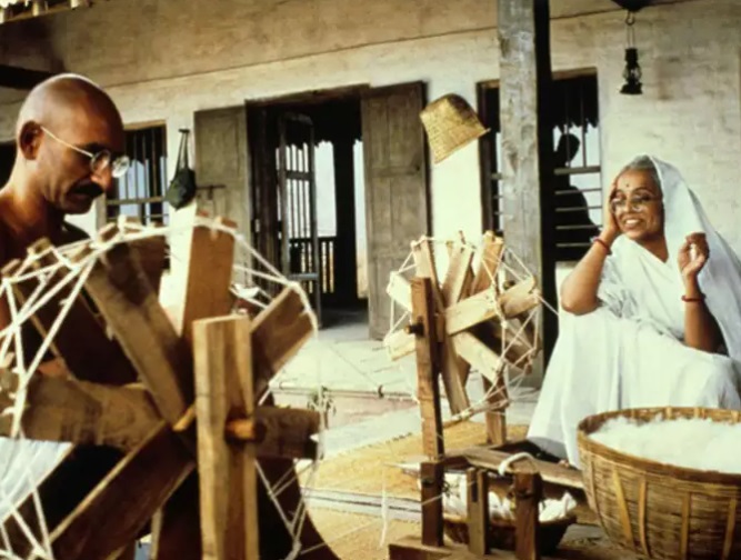 Considerado uma verdadeira lenda do cinema, teatro e TV, Richard Attenborough ganhou o Oscar de Melhor Filme pelo drama biográfico Gandhi, lançado em 1982.