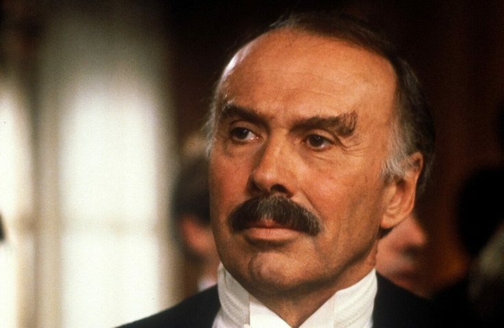 Richard Kiley, dublador do guia virtual instalado nos veículos do parque em Jurassic Park, faleceu em 1999, aos 77 anos. O ator ficou conhecido por emprestar sua voz para documentários sobre natureza e projetos científicos.