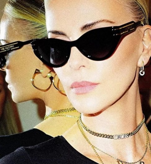 Charlize Theron - A atriz sul-africana, de grande sucesso em Hollywood,  tem mania de checar todas as gavetas e os armários quando chega a algum local. 