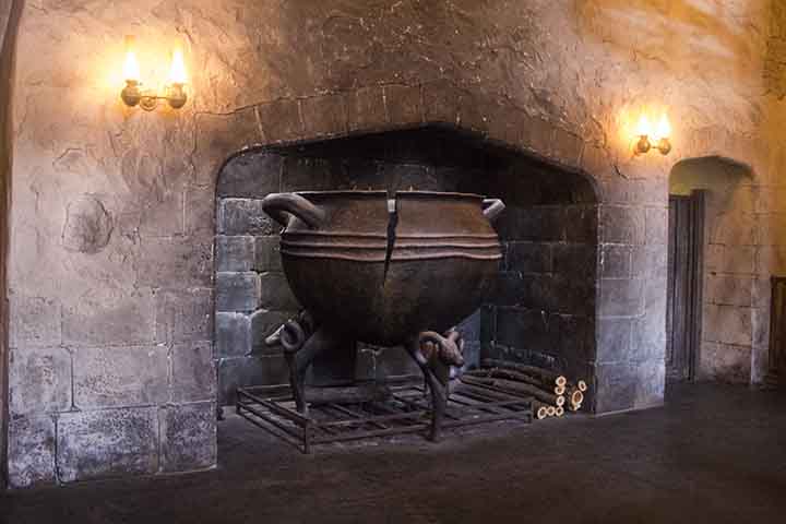 Com a escavação, eles encontraram não apenas os caldeirões, mas também outros artefatos. Eles foram encaminhados à Academia Mongol de Ciências, para análise de especialistas.