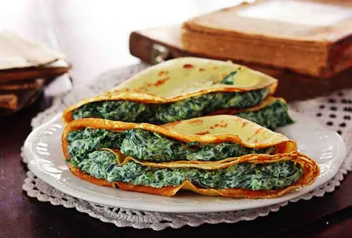 O espinafre pode ser utilizado como prato principal ou acompanhamento, em preparações como cremes, saladas, sucos, molhos, bolinhos, sopas, tortas e suflês, por exemplo.