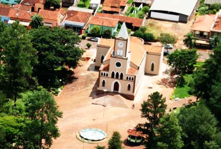 Assim como Uiramutã, a cidade é jovem, com menos de 30 anos de existência. Até dezembro de 1995, Gavião Peixoto era um distrito de Araraquara, cidade localizada a 35 km de distância e que também apareceu no top 10 de qualidade de vida do IPS.
