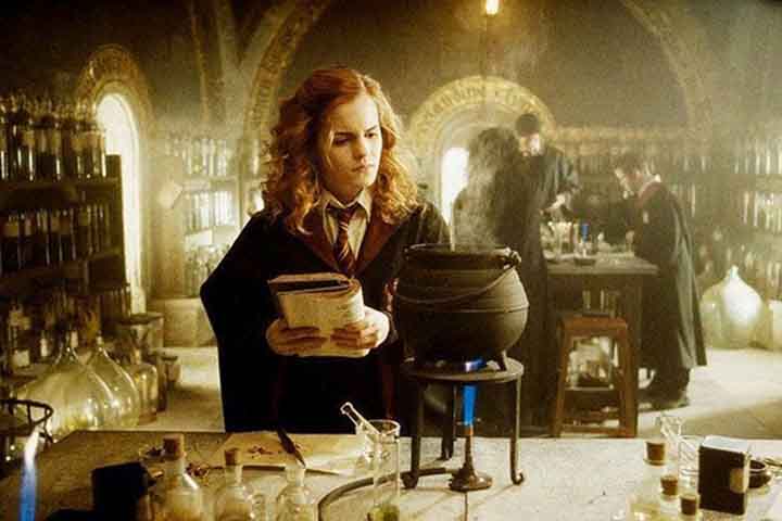 O caldeirão está ligado ao elemento Água que denota uma influência psíquica e do inconsciente. O principal instrumento ritualístico utilizado pelos bruxos, ele simboliza desde a antiguidade o útero universal, ou seja, o útero da Grande Mãe, de onde tudo vem e para onde tudo retorna. 