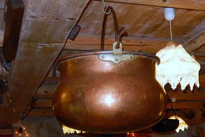 Por meio deste estudo, eles poderiam revelar algo sobre a dieta das pessoas que utilizaram os caldeirões. Com isso, os cientistas descobriram outros caldeirões semelhantes que já foram utilizados como recipientes de cozimento para carne. 